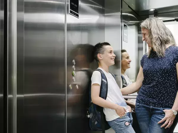 Moeder met kind in een lift